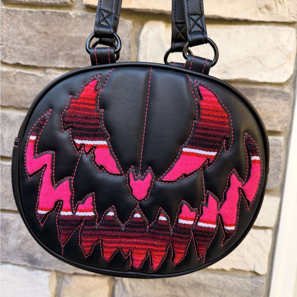Love pain and stitches serape